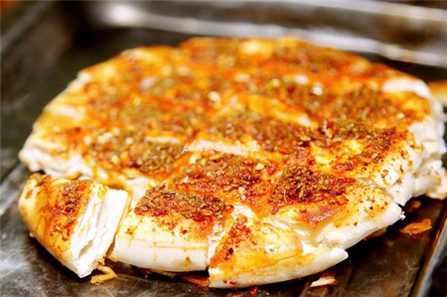 西安烤油馍有两种口味，吃着特别酥脆比肉都香